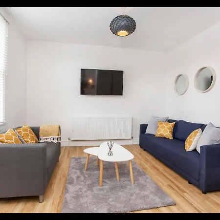 5 Blue Bridge Court * York