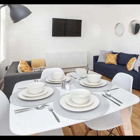 5 Blue Bridge Court * York